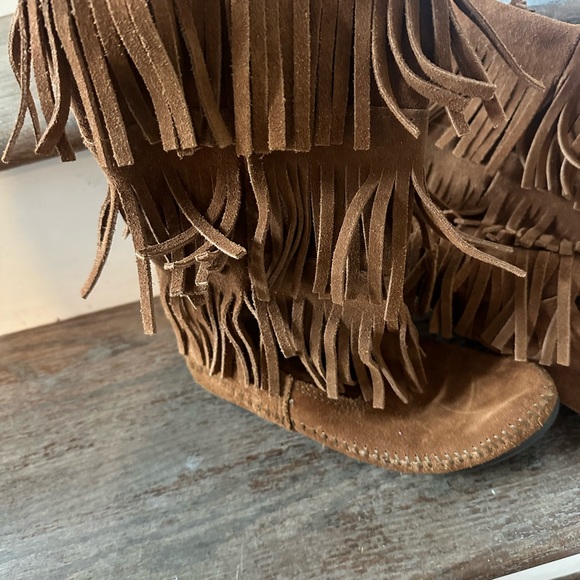 Minnetonka Fringe Boots Size 7 - Picture 2 of 3